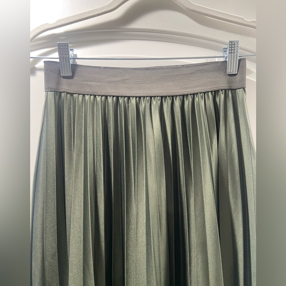Elegant Olive Green pleated midi skirt VILA - Picture 2 of 5